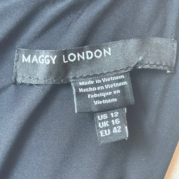 Elegant Black and White Patterned Dress - Picture 5 of 6